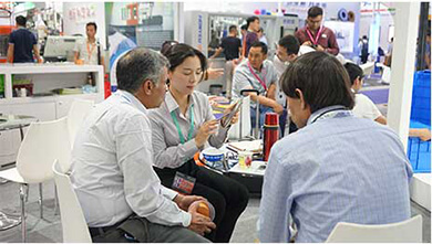 鸿运国际署理商展会洽谈实拍图